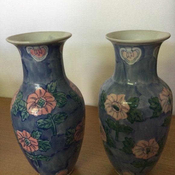 Two matching Chinese ceramic vases small hand painted 8" - Picture 2 of 5
